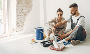 Par uživa v načrtovanju ureditve za svoj sanjski dom.