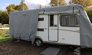 Prikolica prekrita s pokrivalom je pripravljena na zimovanje.